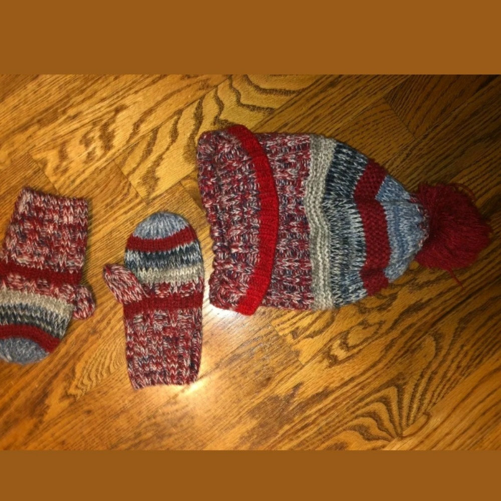 Gap scarve and mittens. S/M